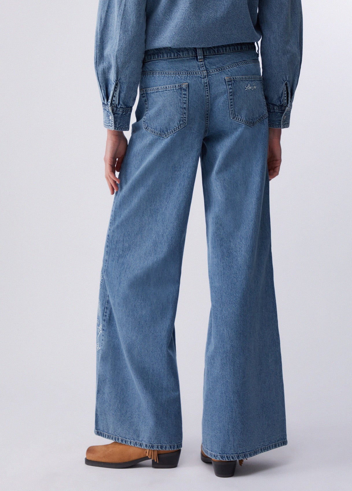 FLARED JEANS WITH EMBROIDERY