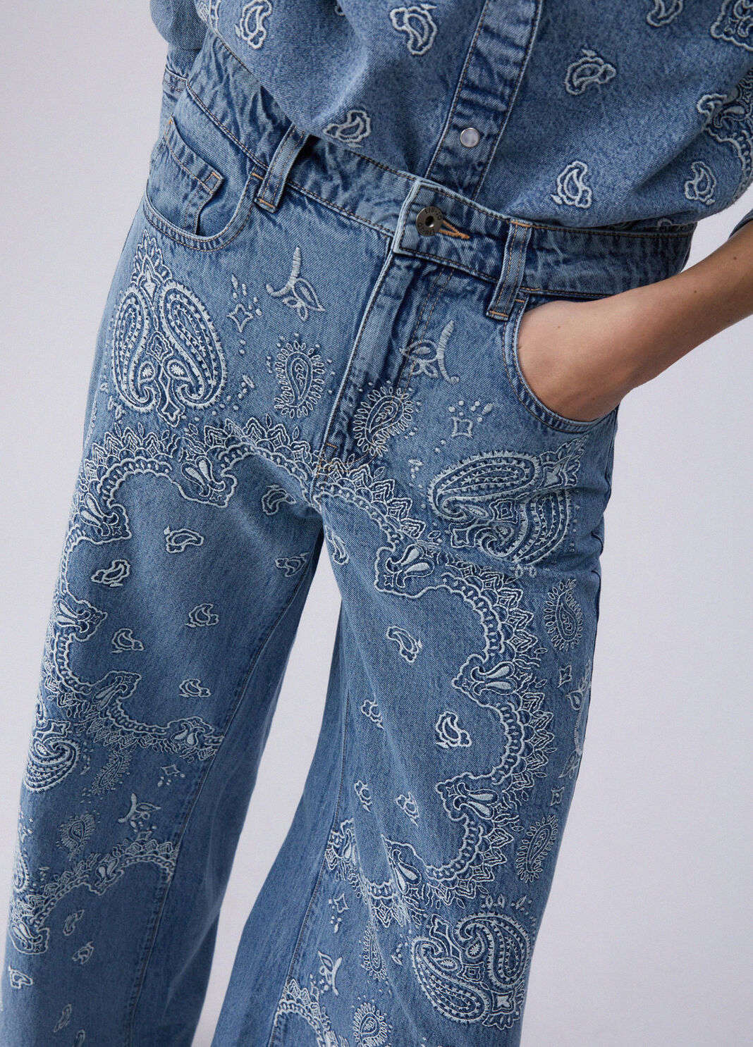 FLARED JEANS WITH EMBROIDERY